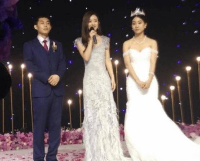 妻子长得貌美如花,看上去比赵丽颖还漂亮,而结婚之后的赵建飞一如既往