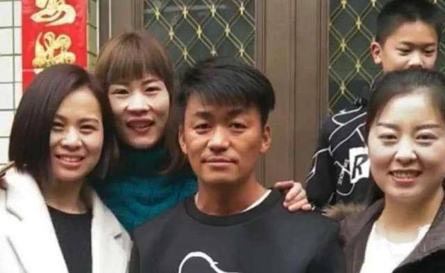草根影星王宝强出生于河北,父母都是地道的农民.