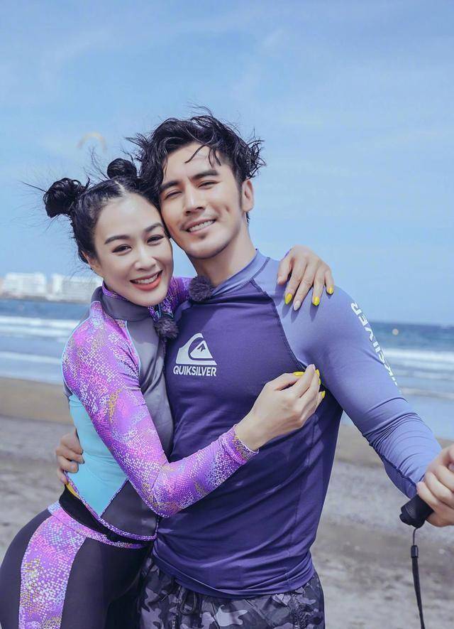 张伦硕那么帅气,身材也好.没有必要找一个年纪那么大的女人.