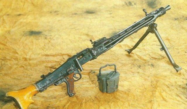 二战末期,纳粹德国在败象渐现的背景下,还研发了一款mg42通用机枪的