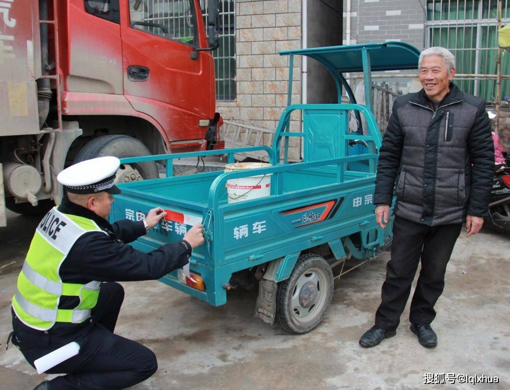 三轮摩托车的类型,上黄色牌照,上牌时车主需要提供购车发票,3c认证