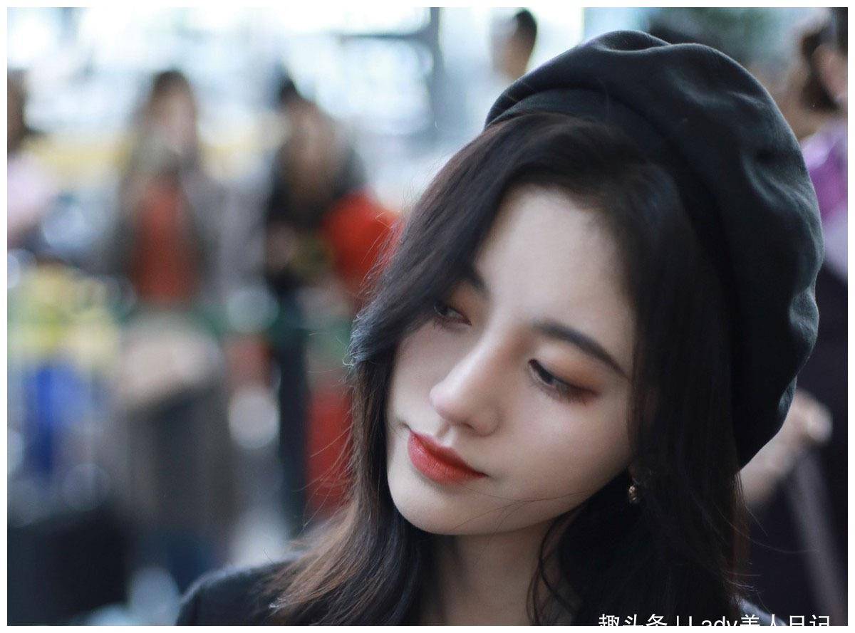 鞠婧祎粉嫩妆容惊艳全网,小卷发配贝雷帽荼毒众生,西