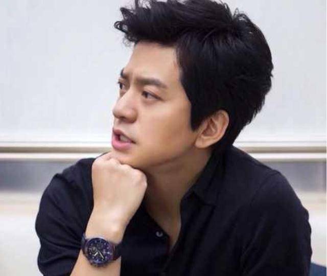 原创李健近照曝光和妻子罕见同框陪老公录节目十分甜蜜