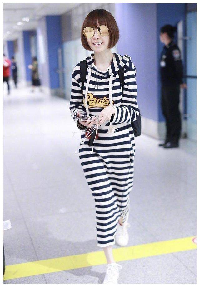 鲁豫虽瘦但超会穿毛衣罩衫配喇叭裤走机场好品味主持圈里少见