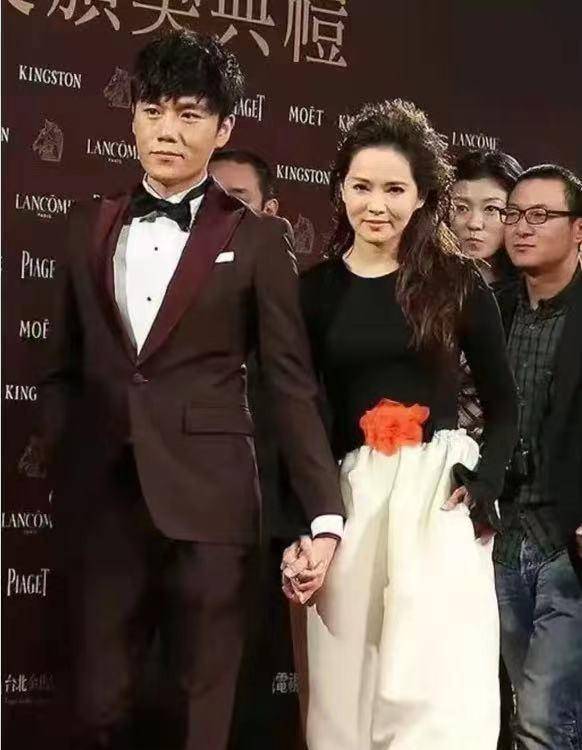 53岁伊能静未修图曝出,47岁二婚高龄生女,儿子却
