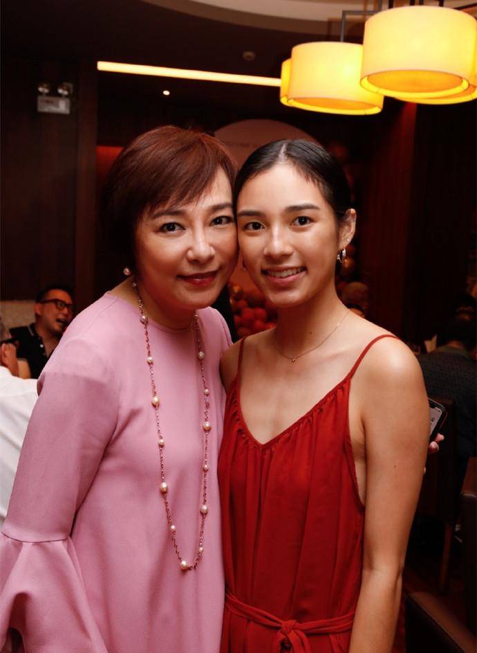 原创朱宝意60大寿23岁女儿罕露面美貌出众长相跟老妈如同复制