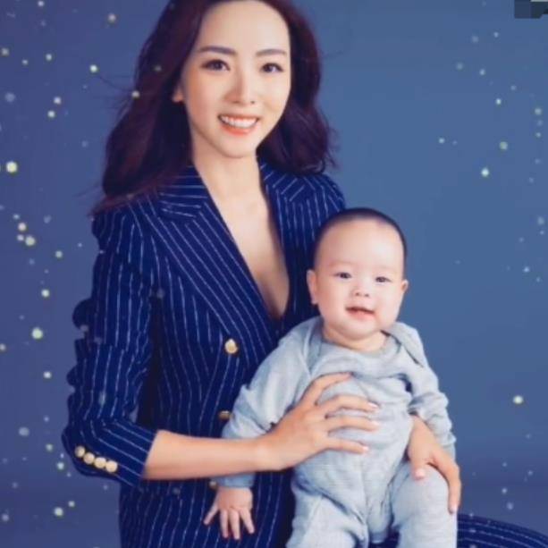 原创电视主持李思思儿子正面曝光母子俩一点不像网友随爹了吧