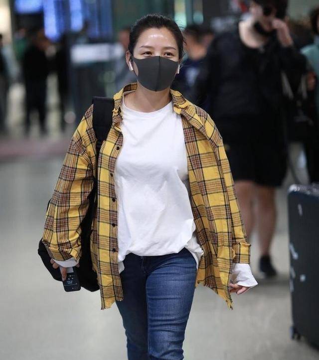 原创何洁穿着格子衬衫和裤子去机场时髦很好玩