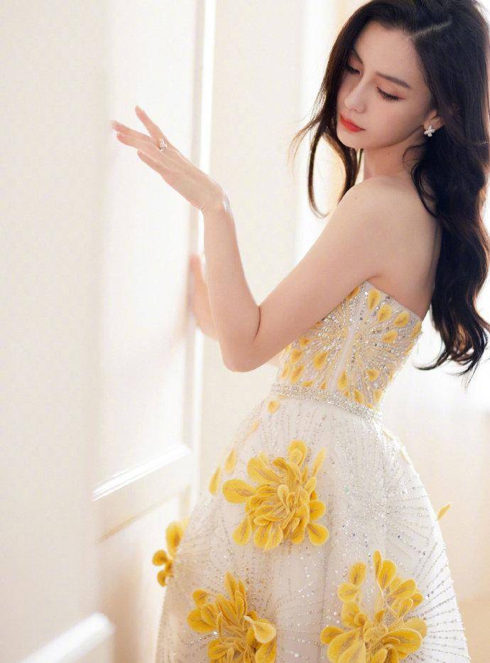 原创angelababy杏黄夏花抹身材裙美出新高度身材媲美超模魅力十足