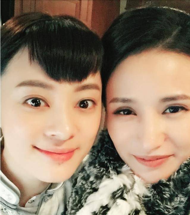 在那年花开月正圆拍摄期间,她与剧中饰演三婶儿的万美汐一同拍照的