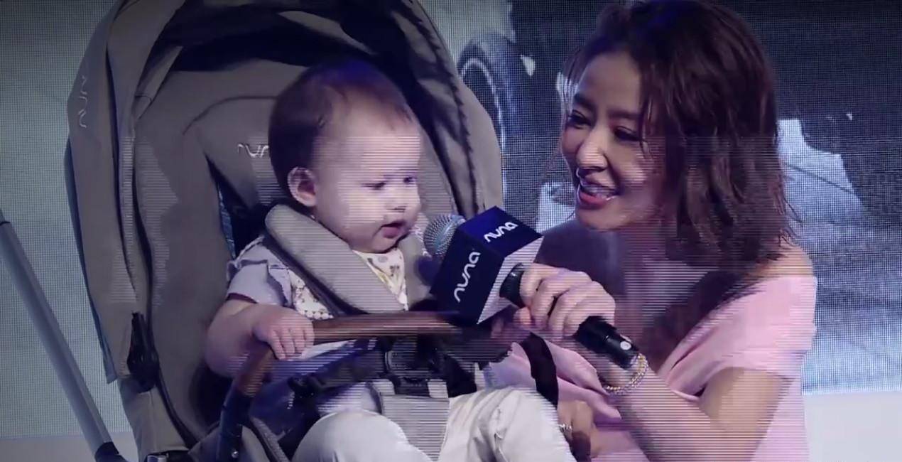 林心如穿粉色露肩装不怕显黑,曝女儿吃醋她抱别的小孩:妈妈这是谁_霍