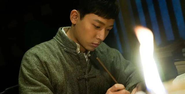 张晚意本人形象正气硬朗,这点《觉醒年代》导演张永新就证实过.