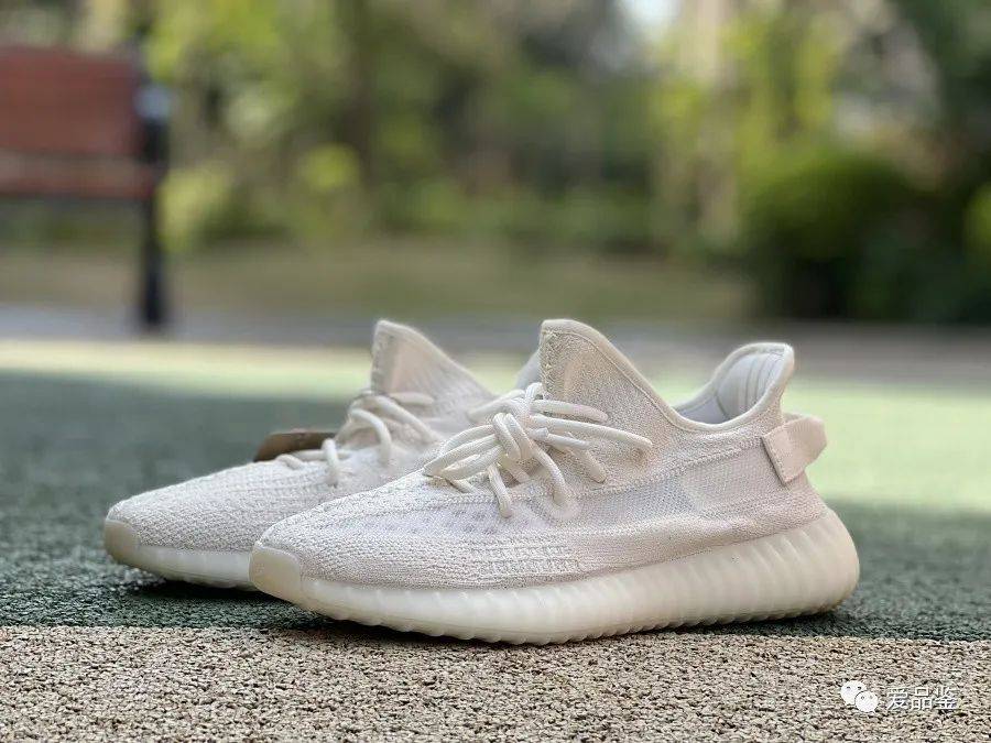 yeezy350配色颜值排行,yeezy350配色 夏天要来了,全新 yeezy 以百搭骨白配色 bone 示人,为这款人气之作再