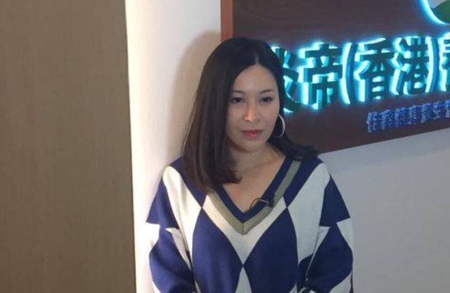 原创亚姐筱靖恋爱4年将结婚晒照大秀钻戒富豪男友跪地求婚太浪漫