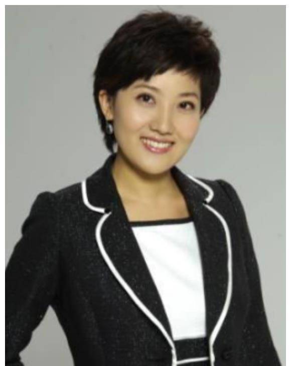 低调央视"夫妻主持",结婚16年仍甜蜜恩爱,儿女双全惹人羡_鲁健_郑天亮
