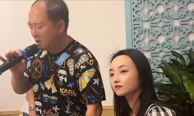 在前段时间《乡村爱情》里"谢广坤"的扮演者,唐鉴军的一组照片被曝光