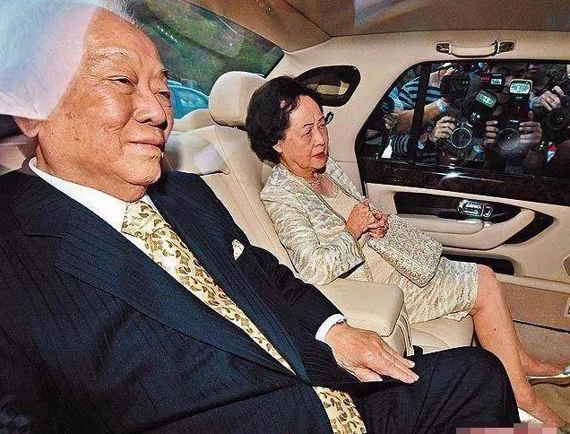 是"富过三代"香港豪门世家,他的爷爷是"香港船王"许爱周,上世纪40年代