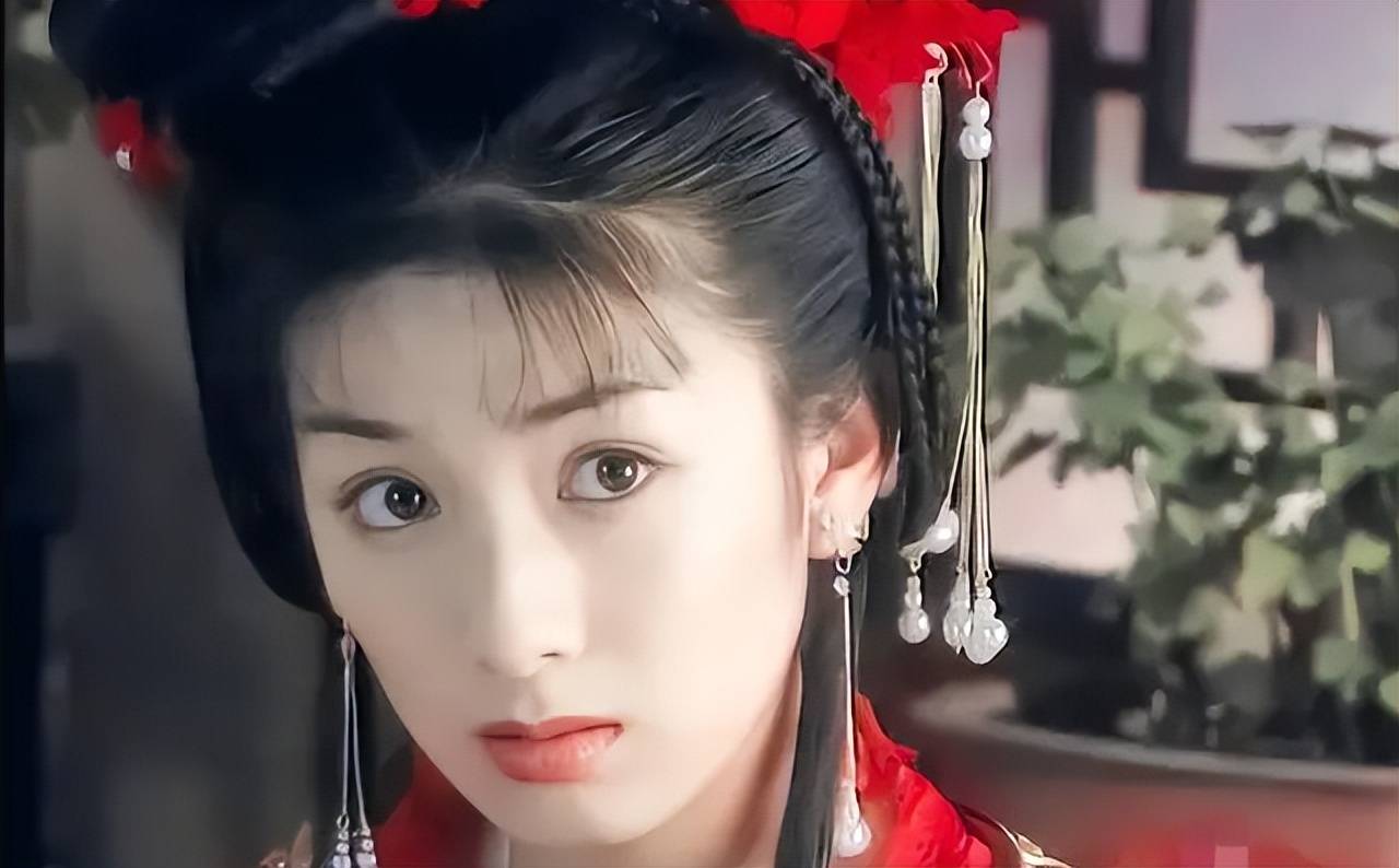 郎》古灵精怪的李玉湖而被大众熟知,后来饰演《还珠格格3》中的小燕子
