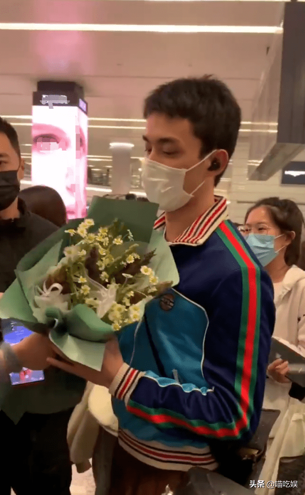 吴磊把粉丝送的笋炒吃了,不要忘了:他当众退还女粉丝礼物_电视剧_角色
