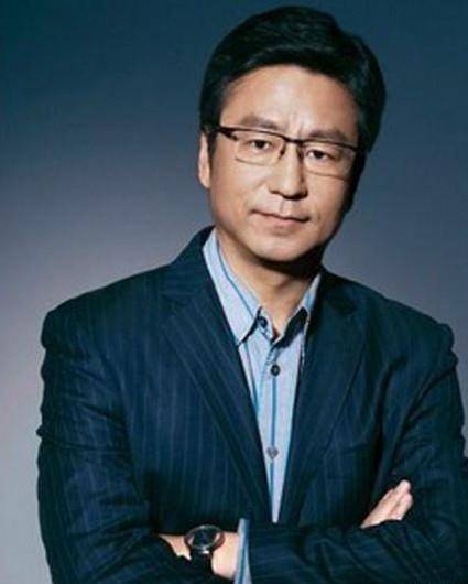 他作为电视著名主持,一结婚就上交财政大权,连户主都