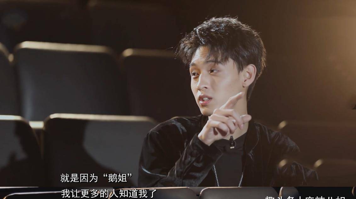 原因也是比较搞笑,一位笑声像大鹅的女孩连看了三天秦霄贤的相声,她在