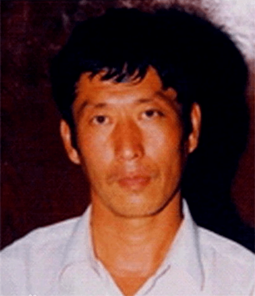 1998年白宝山走下法庭含泪签完字后押刑场行刑过程中表情镇静