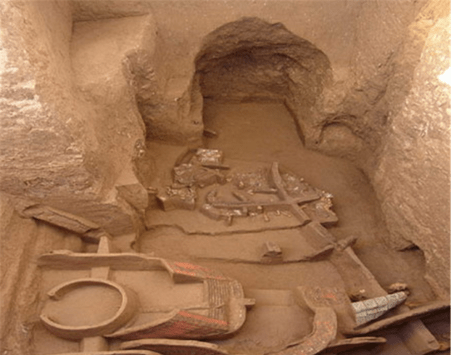 考古队挖出最大古墓一件珍贵国宝上刻的字证实这是嬴政的祖坟