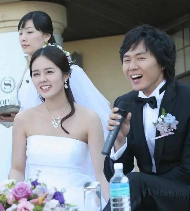 2003年韩佳人就和李泰兰,金浩镇,延政勋等演员合作电视剧《黄手帕》