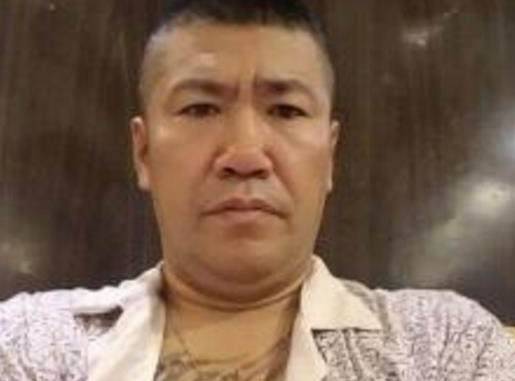 赵本六叫了几个小姑娘来陪酒,从照片来看,这几个小姑娘穿着打扮很正常