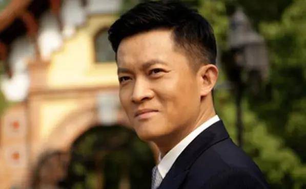 他是有名的老婆奴,拍戏不计片酬,只求把老婆带身边,他就是演员杨志刚!