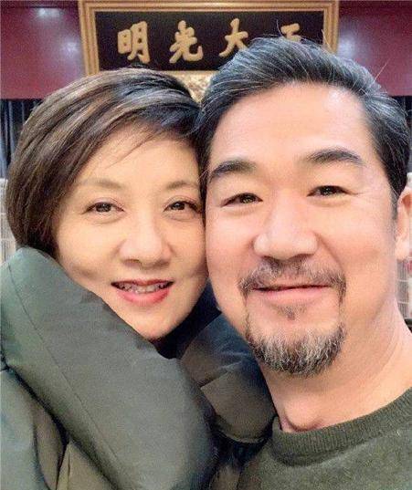 张国立和前妻育有一个儿子张默,和邓婕结婚后没有生孩子,只是领养了一