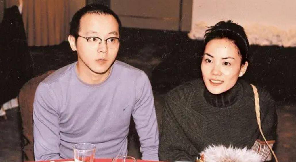 王菲前夫窦唯,发新歌连开7天直播,近照曝光,头发稀