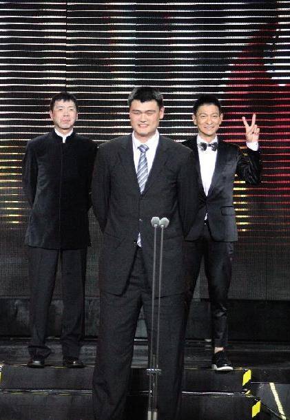 原创明星与姚明的合照为了避免尴尬大家的方法层出不穷杨幂最智慧
