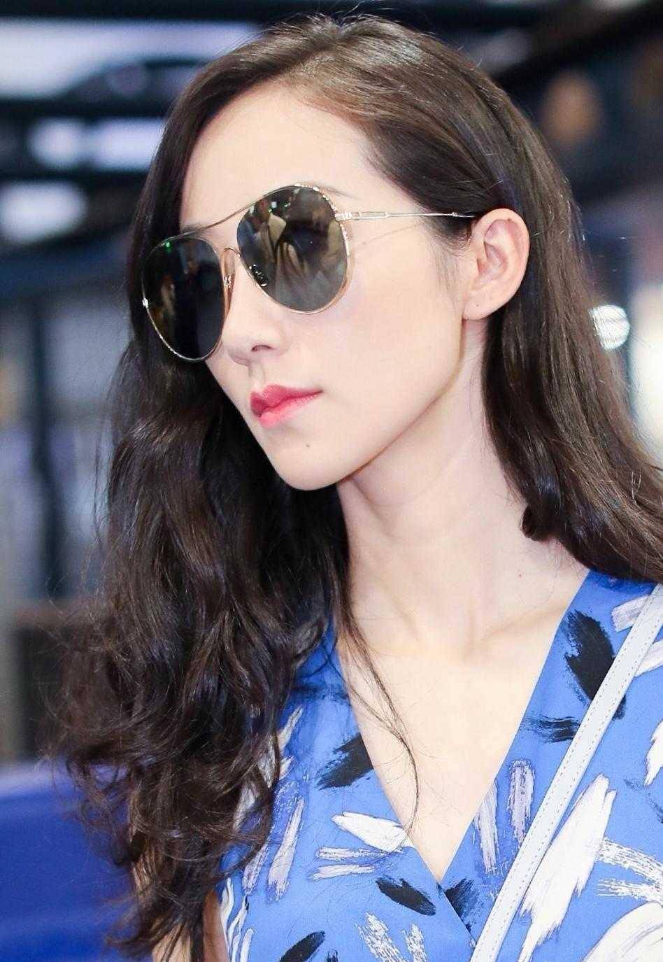 韩雪的卷发造型本身就很减龄,同时佩戴了这样的黑色墨镜,更是展现出了