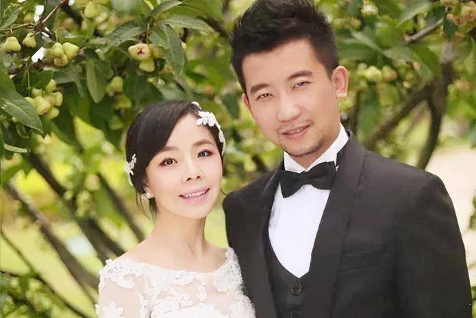 原创李飞妻子是王二妮守护妻子22年甘愿做个默默无闻的家庭煮男