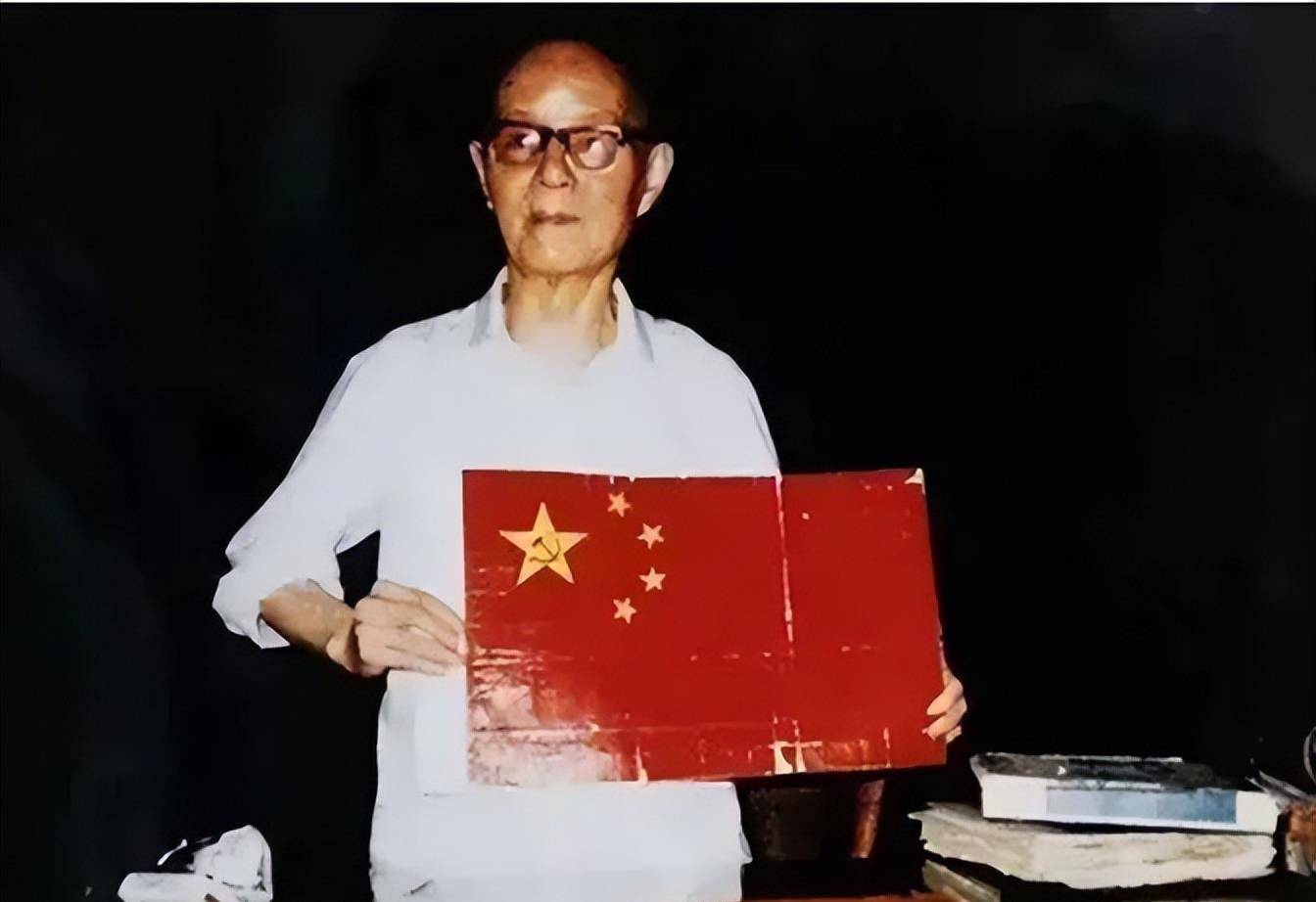 1949年,一青年看到报上的五星红旗图案:怎么和我的图案差不多?