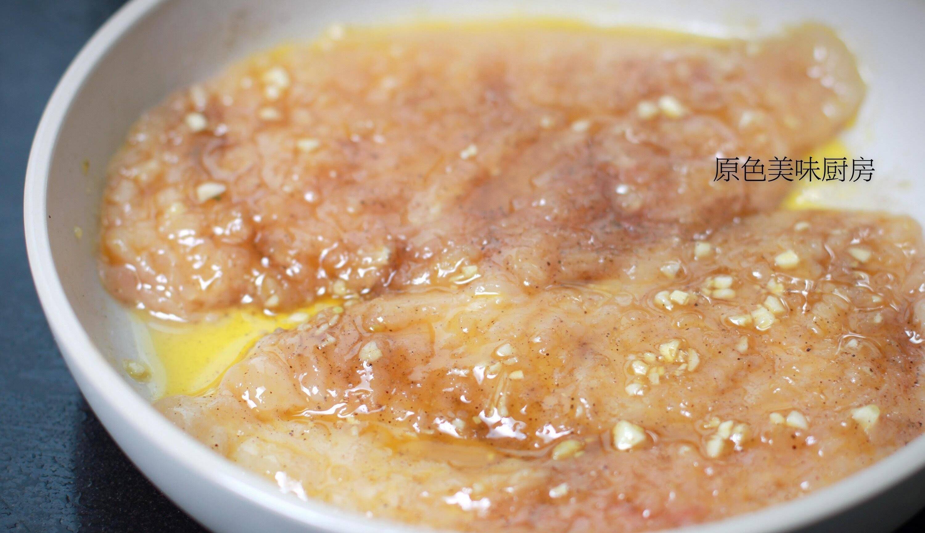 6.将鸡胸肉抹上蜂蜜蒜蓉汁,腌制2小时.7.
