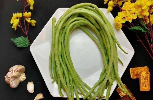 具体有叫什么长子豆,豆角,豇豆等等,图片在下方啦,我就叫它长豆角吧.