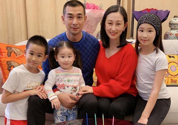 赵文卓一家温馨郊游,儿子子龙竟然会跟爸爸切磋武功了_张丹露_少向