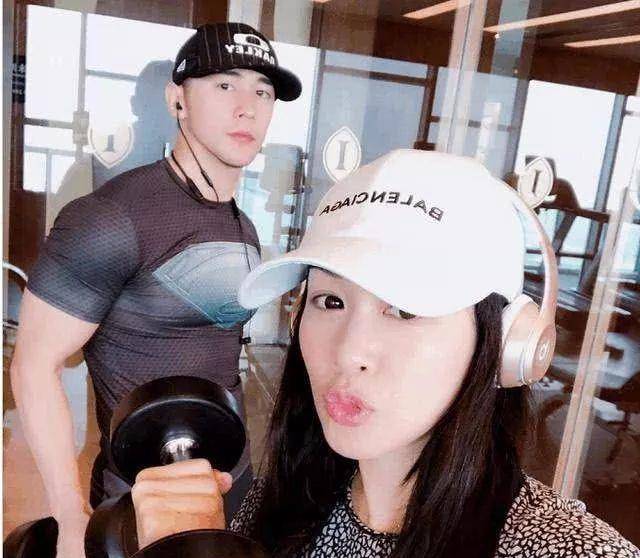 贾静雯和钟丽缇的身材大比拼,两人都热爱健身_修泽楷_生活_因为