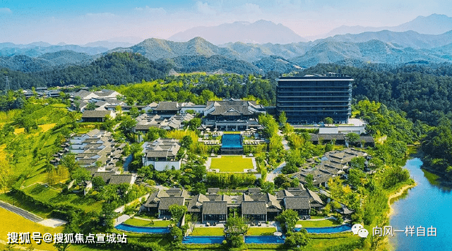 绿城安吉桃花源首期建设区域包括悦榕庄酒店,国际生态健身公园与中式