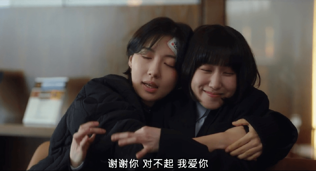 阿英和董是中学同学.中学时,英格丽被同学欺负,挺身而出保护英格丽.