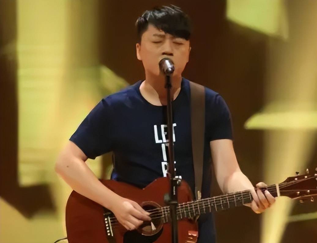 在民谣已经腾飞的2015年,背着吉他的章雷顺势在好声音的舞台上演绎了