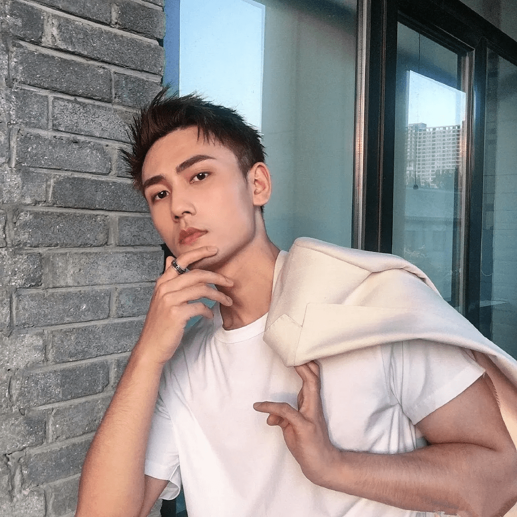 世界西装先生腹肌照被疯传,校草级条顺小狼狗,把网友馋坏了_谢望_身材