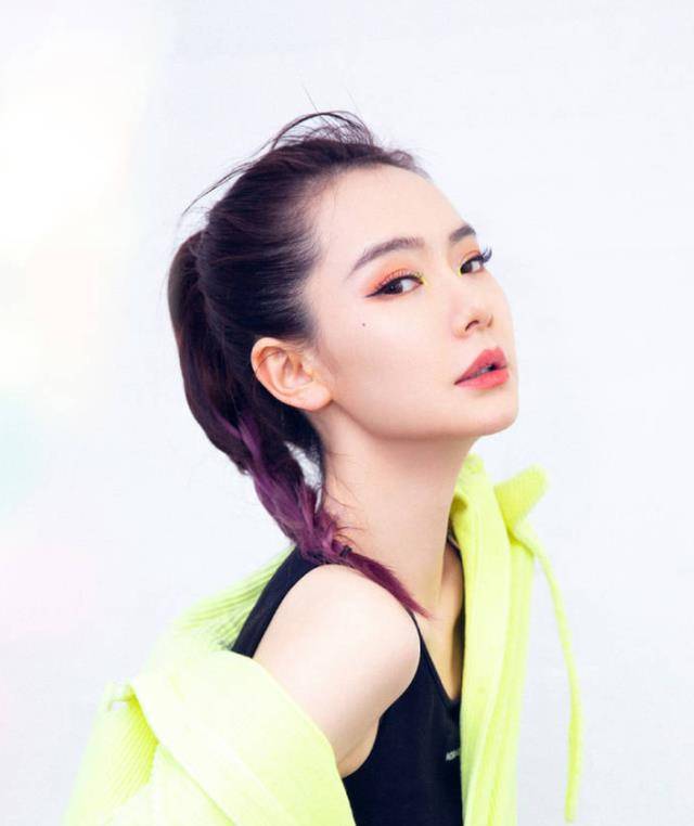 原创戚薇有多自信拍写真故意不化眼妆谁知道割的双眼皮却意外美爆