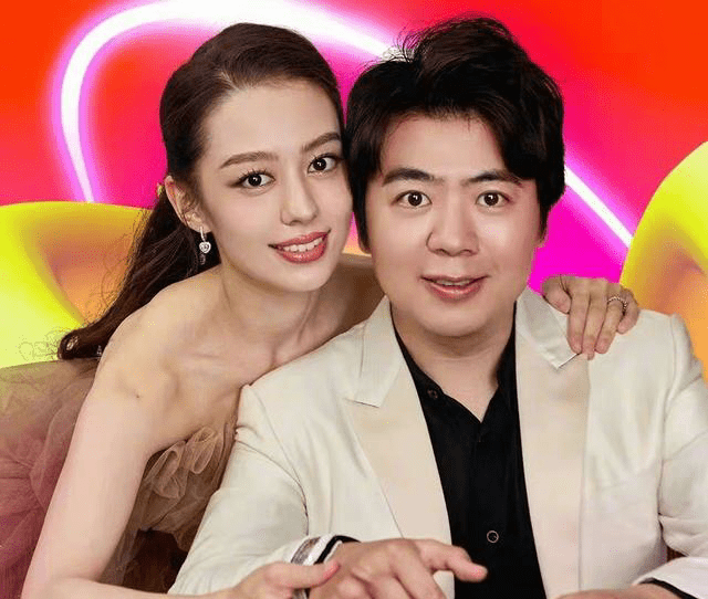 郎朗晒全家福庆生儿子皮肤白皙小腿肉嘟嘟吉娜身材曼妙似少女