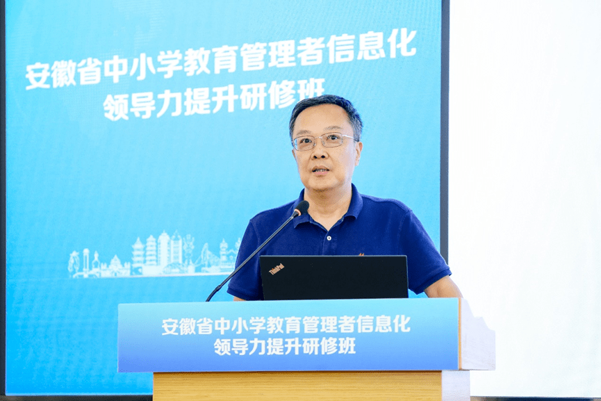 中国教育学会特聘专家左坤南京市教育科学研究所副所长张爱平将教师