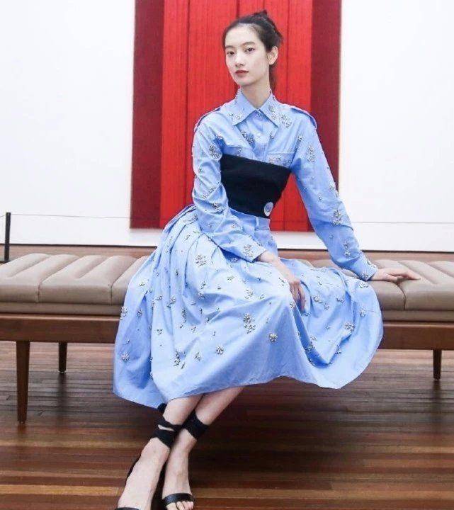 项偞婧化着淡雅的妆容修饰着脸部的轮廓更加精美了