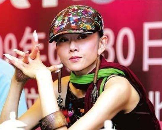 原创隐情让人流泪杨丽萍不戴上它她的舞神形象会坍塌