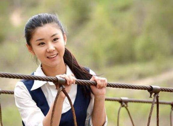 35岁李小萌太萌了身材纤细像学生妹丈夫为她拒拍吻戏